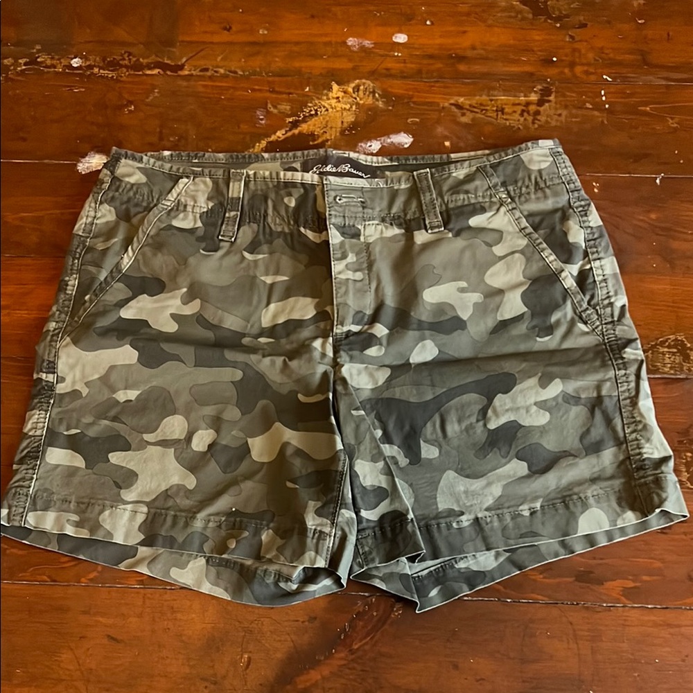 Eddie Bauer Green and Gray Cargo Shorts Relaxed Fit